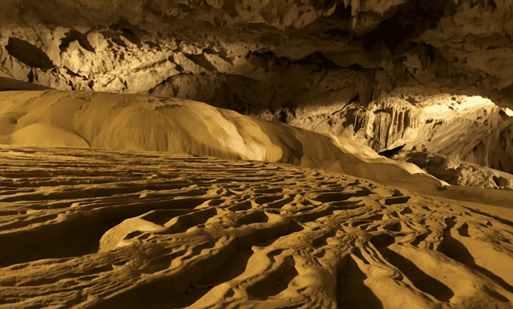 The absence of water inside the cave from October to April makes for easier and safer exploration